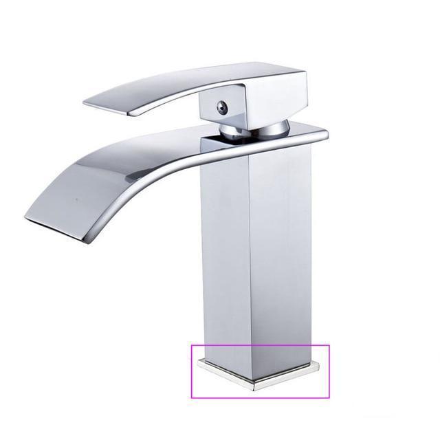 Sturdy Stylish Bath Faucet - Chrome / Curved / With Base - 